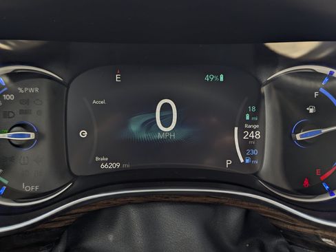 Used 2023 Chrysler Pacifica Limited FWD image 14