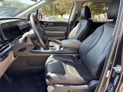 Used 2025 Kia Carnival FWD image 15