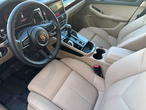 Used 2025 Porsche Macan image 4