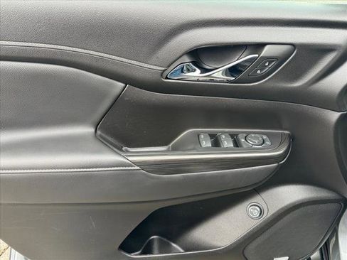 Used 2023 GMC Acadia SLT image 5