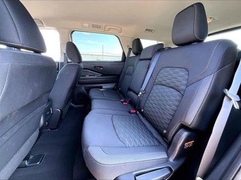 Used 2023 Nissan Pathfinder SV image 15