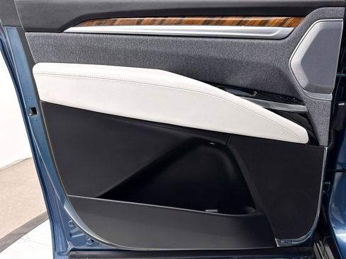 Used 2025 Cadillac Escalade ESV Sport Platinum w/ LPO, ONYX Package image 42