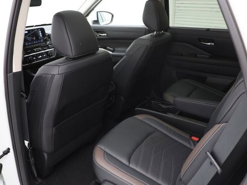 Used 2023 Nissan Pathfinder Platinum image 8