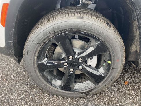 New 2025 Jeep Grand Cherokee Altitude image 16