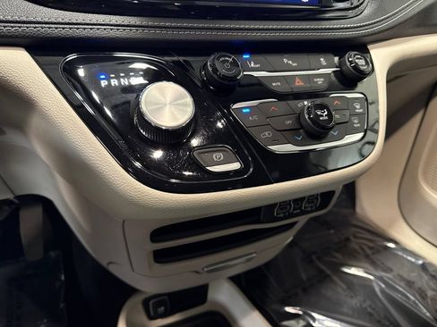 Used 2023 Chrysler Pacifica Touring-L FWD image 22