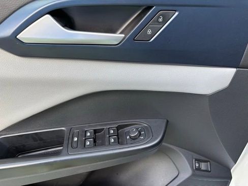 Used 2023 Volkswagen Taos SE image 10