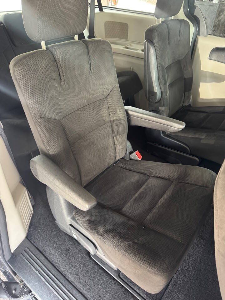 Used 2016 Dodge Grand Caravan SXT w/ Rear Park Assist Package FWD image 19