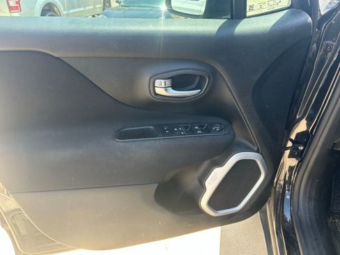 Used 2020 Jeep Renegade Latitude image 2