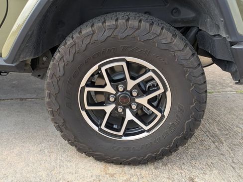 Used 2025 Jeep Wrangler Rubicon w/ Convenience Group image 8