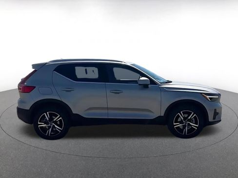 Used 2024 Volvo XC40 B5 Core image 17