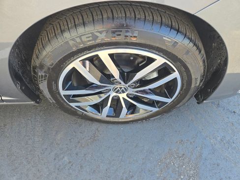 Used 2025 Volkswagen Jetta SE FWD image 12