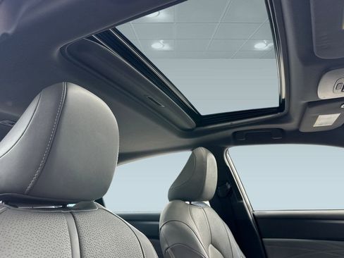 Used 2020 Toyota Avalon Limited image 14