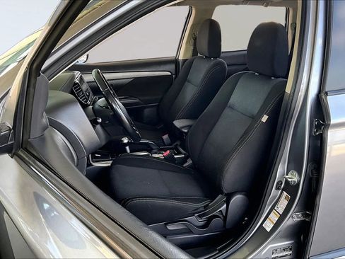 Used 2018 Mitsubishi Outlander FWD image 18