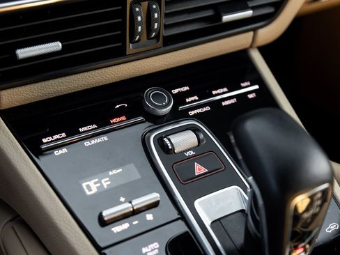 Certified 2023 Porsche Cayenne Platinum Edition image 26