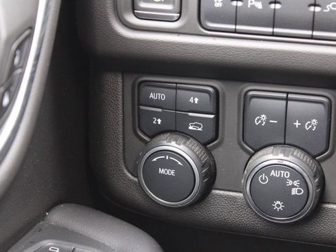 Used 2021 Chevrolet Suburban RST image 31