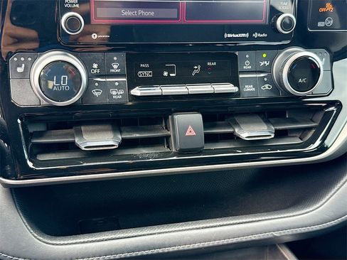 Used 2021 Toyota Highlander XLE image 16