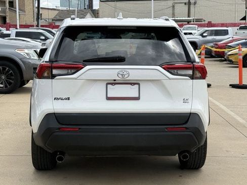 Used 2021 Toyota RAV4 LE AWD/4WD image 5