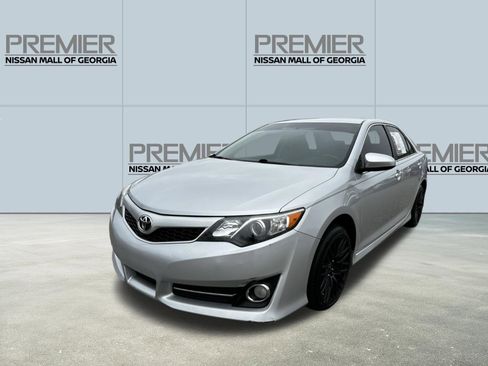 Used 2014 Toyota Camry SE image 1