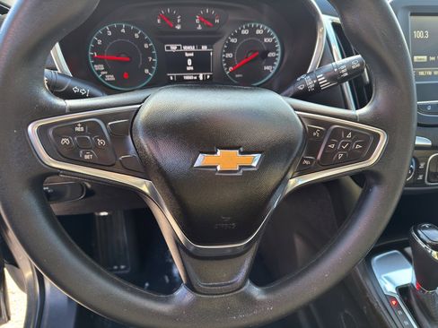 Used 2018 Chevrolet Equinox LT image 16