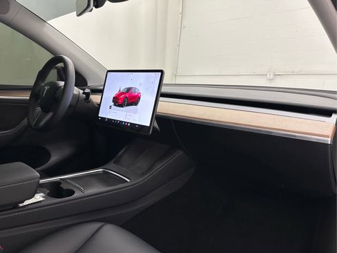 Used 2024 Tesla Model Y Long Range image 16
