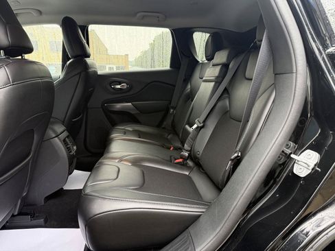 Used 2019 Jeep Cherokee Latitude Plus w/ Cold Weather Group AWD/4WD image 16