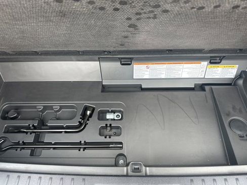 Used 2021 Toyota Highlander XLE image 32