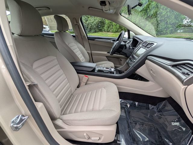 Used 2017 Ford Fusion SE FWD image 12
