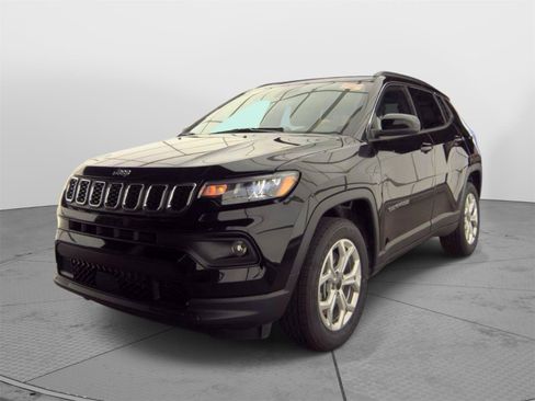 Used 2025 Jeep Compass Latitude AWD/4WD image 3