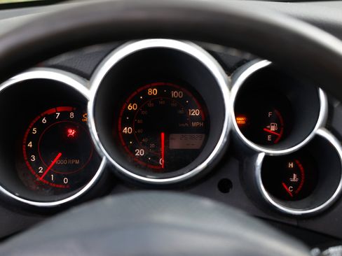 Used 2005 Toyota Matrix XR image 26