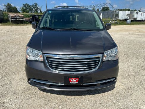 Used 2015 Chrysler Town & Country Touring FWD image 3