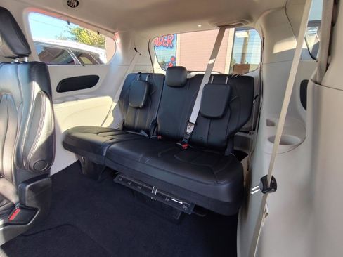 Used 2018 Chrysler Pacifica Touring-L FWD image 39