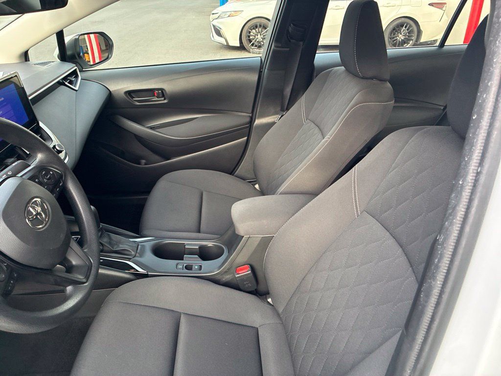 Used 2025 Toyota Corolla LE FWD image 27