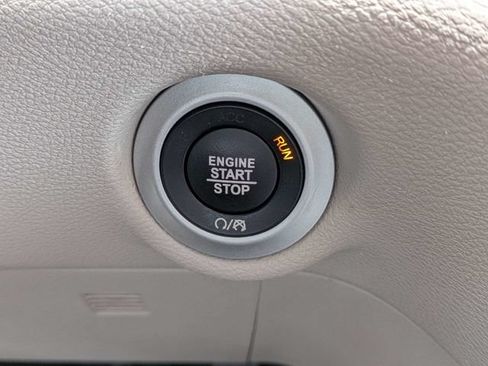 Used 2023 Chrysler Pacifica Touring-L FWD image 32