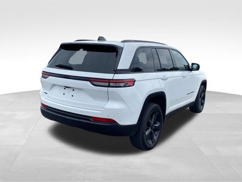 Used 2023 Jeep Grand Cherokee Altitude AWD/4WD image 3