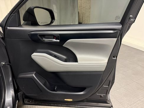 Used 2022 Toyota Highlander XLE image 18