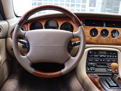 Used 2002 Jaguar XK8 Convertible image 16