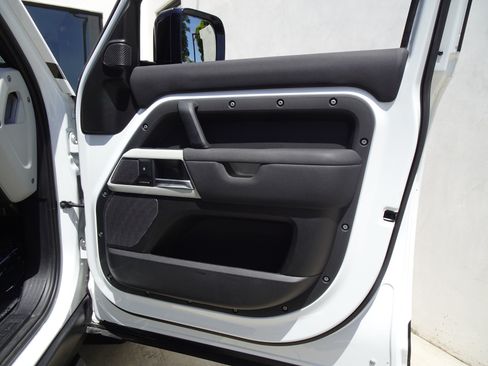 Used 2021 Land Rover Defender 110 SE AWD/4WD image 19