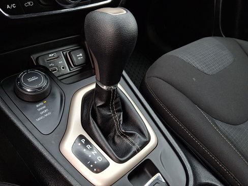 Used 2017 Jeep Cherokee Latitude w/ Cold Weather Group AWD/4WD image 15