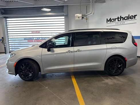 Used 2026 Chrysler Pacifica Limited w/ S Appearance Package FWD image 8