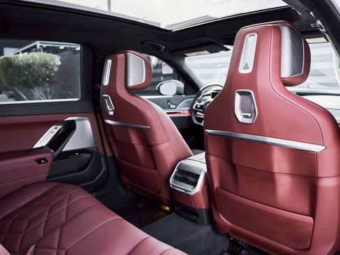 Used 2025 BMW 760i xDrive w/ Premium Package image 40