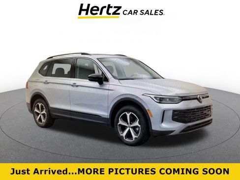 Used 2026 Volkswagen Tiguan SE AWD/4WD image 1
