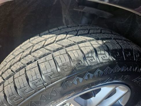 Used 2023 Chrysler Pacifica Touring-L FWD image 27