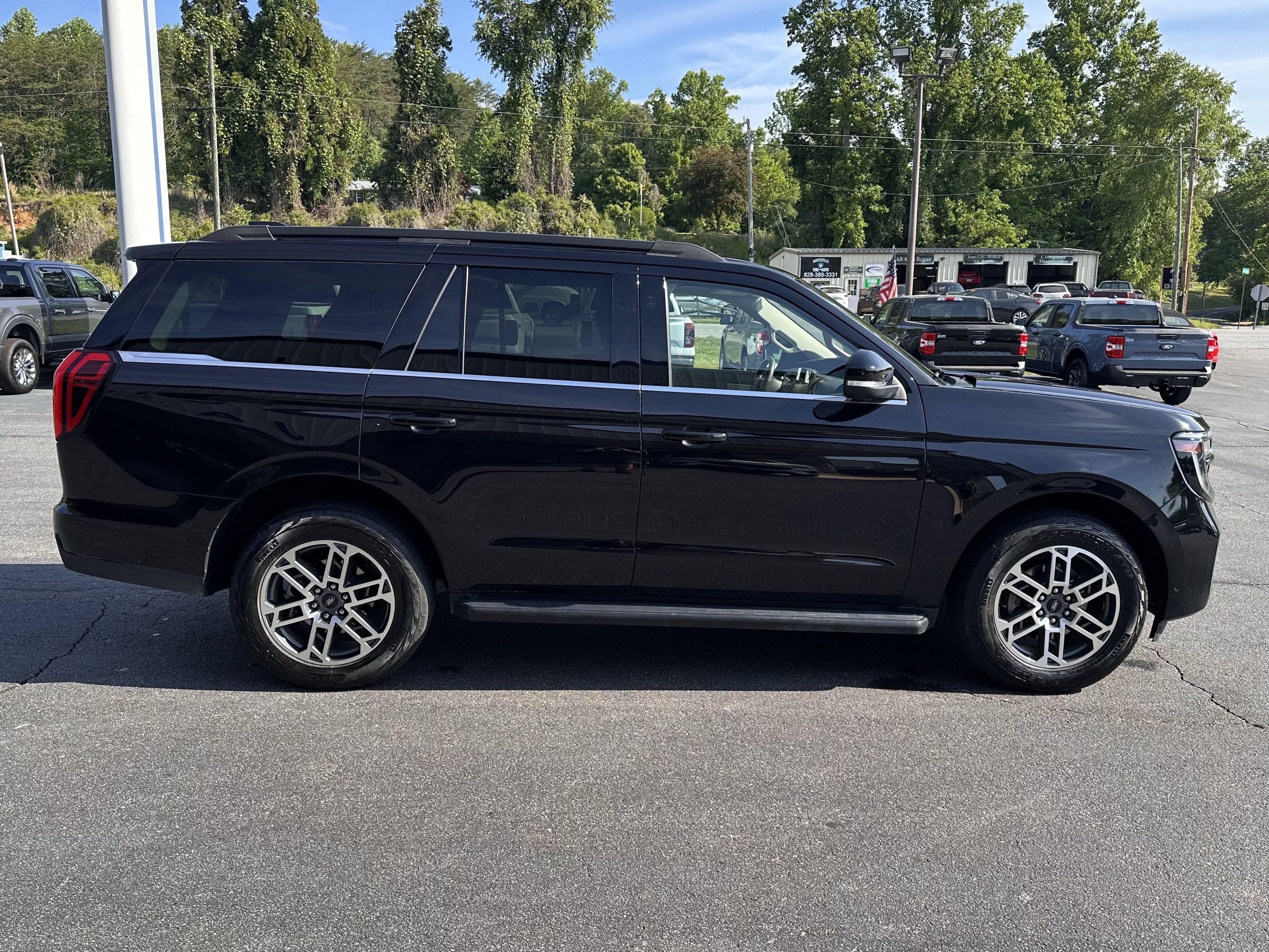 Certified 2025 Ford Expedition Active AWD/4WD image 5