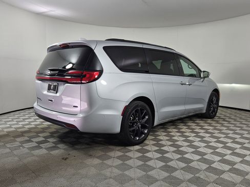 Used 2022 Chrysler Pacifica Touring-L w/ Uconnect Theater Family Group AWD/4WD image 7