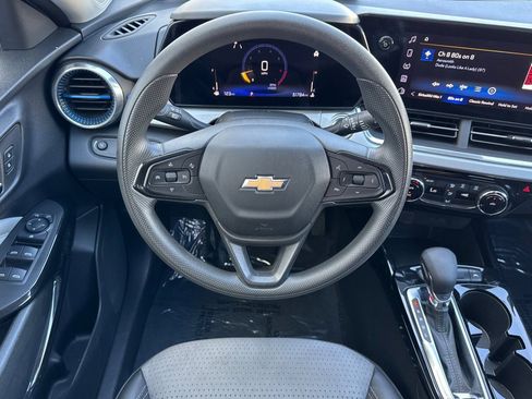 Used 2024 Chevrolet Trax LT FWD image 16