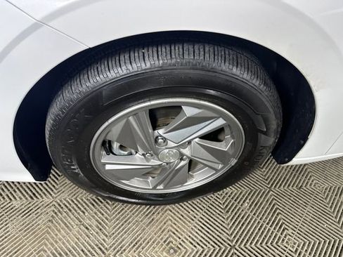 Certified 2025 Hyundai Elantra SE image 10