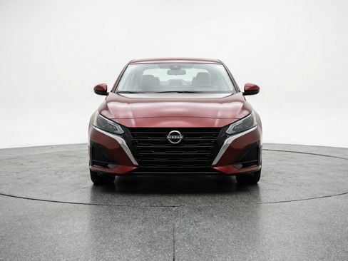Used 2025 Nissan Altima 2.5 SV FWD image 2