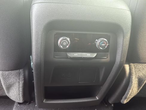 Used 2025 Chevrolet Traverse LT image 5