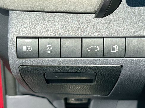 Used 2018 Toyota Camry SE image 11