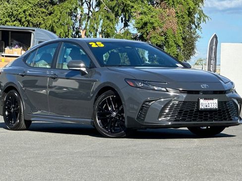 Used 2025 Toyota Camry SE image 2